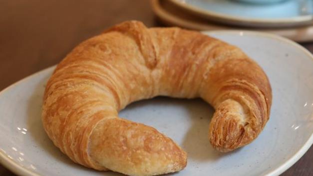 Bamberger Hörnla Seit Anfang des 15. Jahrhunderts gibt es Hörnla in Bamberg. Damit sind sie älter als das  französische Croissant, das mit  mehr Zucker und Butter gebacken wird und deshalb schwerer ist.  Grundlage der Hörnla ist ein leichter Hefeteig aus Mehl, Milch und Salz. Der wird dann mit Butter bestrichen, mehrmals gefaltet und zum Halbmond geformt. Weil der Teig immer wieder gekühlt werden muss, dauert die Zubereitung etwa 24 Stunden.