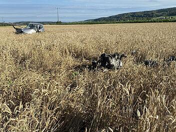 18-J&auml;hriger &uuml;berschl&auml;gt sich mit seinem Auto und landet in Feld