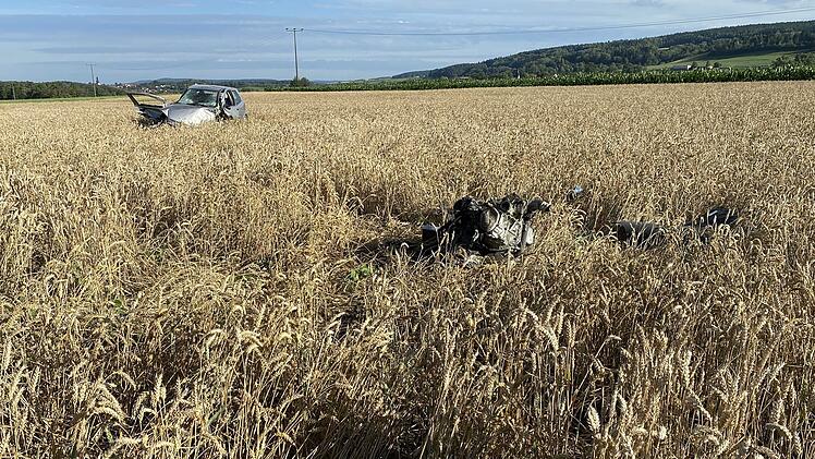 18-J&auml;hriger &uuml;berschl&auml;gt sich mit seinem Auto und landet in Feld