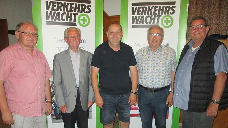 Langjährige GVW-Mitglieder sind (v. l.) Elmar Volpert, Stephan Matheisz, Johannes Deinlein und Winfried Kleinhenz. Artur Höfer (M.) erhielt die Sonderauszeichnung als Schulweghelfer.