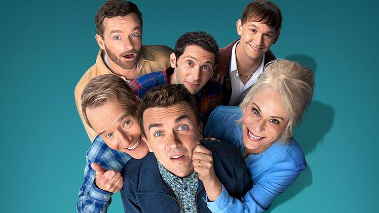 Malcom (Frankie Muniz, Mitte) muss mit seinen Br&uuml;dern (oben, von links: Christopher Masterson, Justin Berfield, Caleb Ellsworth-Clark) zum Hochzeitstag von Hal (Bryan Cranston) und Lois (Jane Kaczmarek) antanzen.