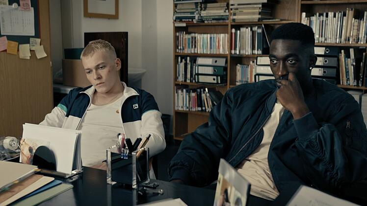 Babtou (Farba Dieng, rechts) und sein bester Freund Dennis (Julius Nitschkoff) &uuml;berlegen sich eine drastische L&ouml;sung, damit Babtou weiter in Deutschland bleiben kann. Doch so einfach, wie sie vielleicht denken, ist das Ganze nicht.