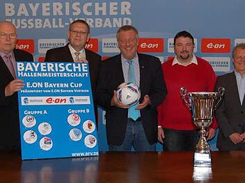 Zwei interessante Gruppen losten die Funktionäre gestern für die bayerischen Hallenmeisterschaften aus. (von links): BFV-Bezirksvorsitzender Karlheinz Bram, Peter Bursy vom BFV-Verbands-Jugendausschuss, Schirmherr und Coborgs Oberbürgermeister Norbert Kastner, Stefan Limbacher (Trainer der U17 des FSV Erlangen-Bruck) und Walter Luft, Vorsitzender des gastgebenden FC Coburg). Fotos: Christoph Böger