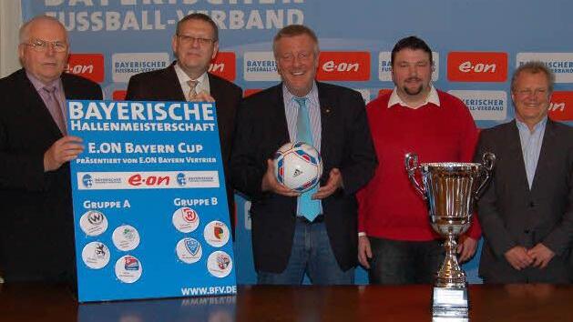 Zwei interessante Gruppen losten die Funktionäre gestern für die bayerischen Hallenmeisterschaften aus. (von links): BFV-Bezirksvorsitzender Karlheinz Bram, Peter Bursy vom BFV-Verbands-Jugendausschuss, Schirmherr und Coborgs Oberbürgermeister Norbert Kastner, Stefan Limbacher (Trainer der U17 des FSV Erlangen-Bruck) und Walter Luft, Vorsitzender des gastgebenden FC Coburg). Fotos: Christoph Böger