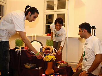 Farshad Tabrizi, seine Schwester Farnaz und Medhi Alishirazi (von links) arrangieren liebevoll die symbolischen Zutaten für "Haft Sin". Sie gehören zum iranischen Nouruz-Fest unbedingt dazu. Fotos: Katrin Geyer