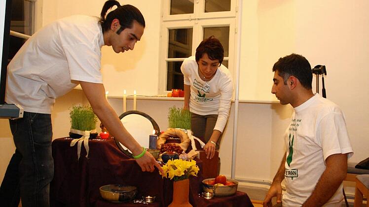 Farshad Tabrizi, seine Schwester Farnaz und Medhi Alishirazi (von links) arrangieren liebevoll die symbolischen Zutaten für "Haft Sin". Sie gehören zum iranischen Nouruz-Fest unbedingt dazu. Fotos: Katrin Geyer