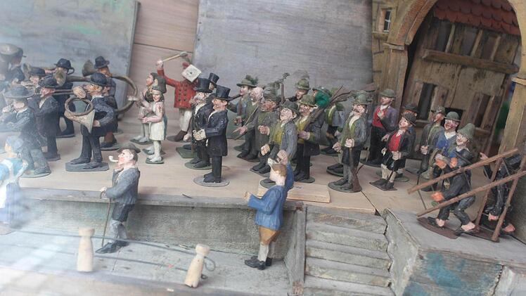 Güthleins größtes Werk, ist in einem Schaufenster rechts vom "Antla" ausgestellt: Der Auszug der Schützen