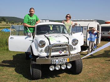 Dominik und Nicole Dörr aus Reckendorf mit einem ganz besonderen Mini-Modell. Fotos: Ralf Kestel