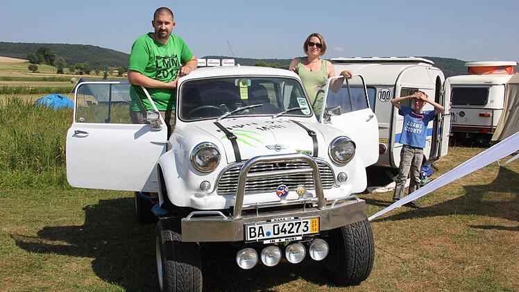 Dominik und Nicole Dörr aus Reckendorf mit einem ganz besonderen Mini-Modell. Fotos: Ralf Kestel