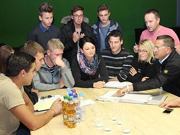 Betretene Gesichter bei der Auflösung des Fördervereins des Jugendforums  Foto: Johanna Blum