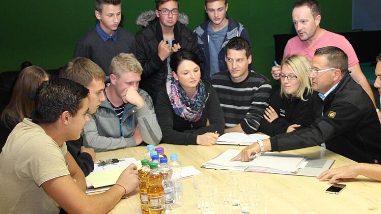 Betretene Gesichter bei der Auflösung des Fördervereins des Jugendforums  Foto: Johanna Blum