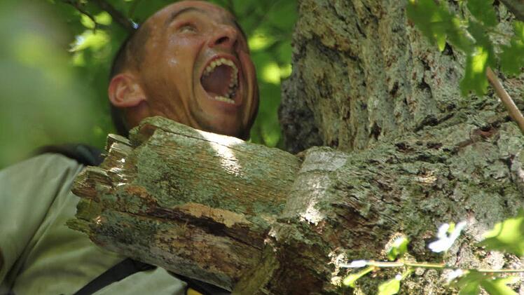 Mit einem Schrei wirft Carsten Rohde das Seil um den Baum. Er braucht mehrere Anläufe. Fotos: Ulrike Müller