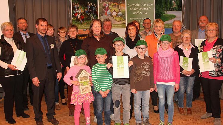 Für ihre engagierte Kinder- und Jugendarbeit im Wettbewerb "Junges Gemüse" wurden die Vertreter von elf Vereinen ausgezeichnet.