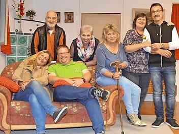 Die Theatergruppe Pressig lädt ab 7. November zu vier Aufführungen im Jugendheim ein. Vorne auf dem Sofa sitzend: Elke Fehn und Steffen Bär. Von links stehend, Kurt Meißner, Brigitte Löffler, Maria Daum, Rita Vetter und Rüdiger Jungkunz Foto: K.- H. Hofmann