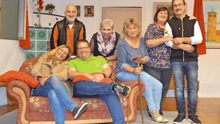 Die Theatergruppe Pressig lädt ab 7. November zu vier Aufführungen im Jugendheim ein. Vorne auf dem Sofa sitzend: Elke Fehn und Steffen Bär. Von links stehend, Kurt Meißner, Brigitte Löffler, Maria Daum, Rita Vetter und Rüdiger Jungkunz Foto: K.- H. Hofmann