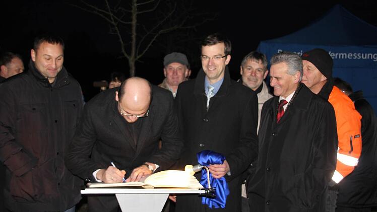 Der Staatssekretär trug sich ins Goldene Buch der Stadt Kronach ein.  Foto: Friedwald Schedel