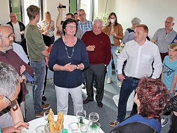 70 Gäste aus der Partnerregion Le Cingal konnten der Maßbacher Bürgermeister Matthias Klement (im weißen Hemd) und die Partnerschaftsbeauftragte Vera Büdicker (Mitte) begrüßen. Foto: Dieter Britz