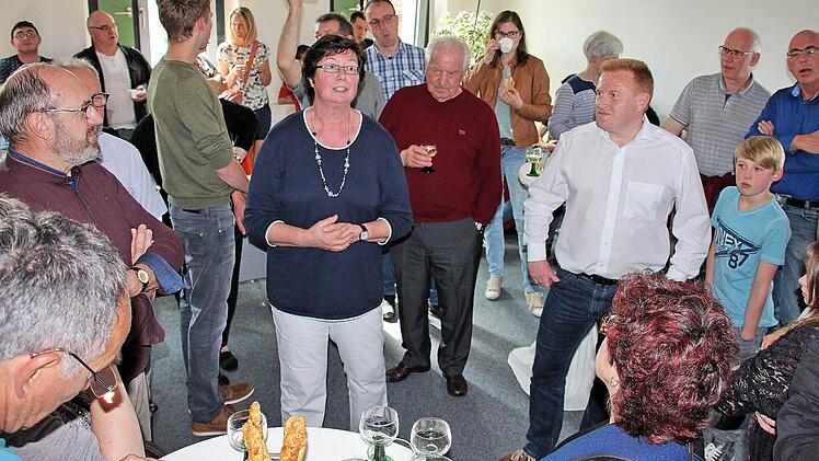 70 Gäste aus der Partnerregion Le Cingal konnten der Maßbacher Bürgermeister Matthias Klement (im weißen Hemd) und die Partnerschaftsbeauftragte Vera Büdicker (Mitte) begrüßen. Foto: Dieter Britz