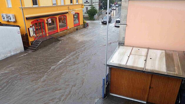 Die Bamberger Stra&szlig;e in Walsdorf unter Wasser: Michael K&ouml;nig hat sie von seinem Wohnzimmer aus fotografiert, nachdem er gerade noch sein Auto in Sicherheit hatte bringen k&ouml;nnen.  Foto: Michael K&ouml;nig