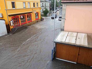 Die Bamberger Straße in Walsdorf unter Wasser: Michael König hat sie von seinem Wohnzimmer aus fotografiert, nachdem er gerade noch sein Auto in Sicherheit hatte bringen können.  Foto: Michael König