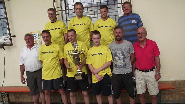 Das Menschenkickerturnier beim ATSV Thonberg gewann das Team der "Superkicker". Dabei (links) Hauptschiedsrichter Roland Pyka und von (rechts) die Vorstände Karl Fößel und Michael Fößel sowie (hintere Reihe, rechts) Vorstand Alfred Lux. Foto: Dieter Wolf