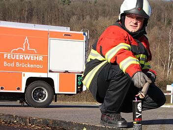 Marius Fischer ist beim Anzünden vorsichtig, denn manchmal explodieren illegale Böller direkt in der Hand. Foto: Ulrike Müller