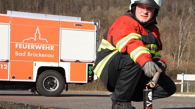 Marius Fischer ist beim Anzünden vorsichtig, denn manchmal explodieren illegale Böller direkt in der Hand. Foto: Ulrike Müller
