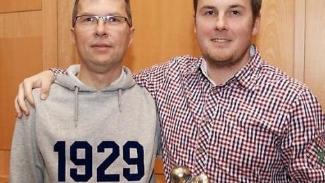 Bereits 500 Spiele absolvierte Andre Zebunke (rechts) f&uuml;r die Germania. Anerkennung hierf&uuml;r spricht aus der &Uuml;berreichung der Fu&szlig;ballschuh-Troph&auml;e durch Bernhard Landgraf. Fotos: Mario Deller