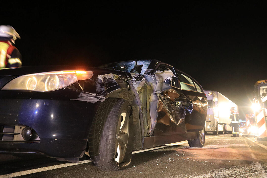Auto prallt auf B505 gegen Teermaschine