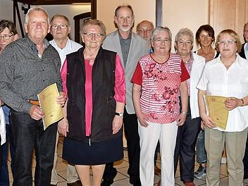 Die langjährigen Mitglieder des Arbeiterwohlfahrt Ortsvereins von Burgkunstadt wurden im Rahmen der Generalversammlung geehrt; im Bild mit der Vorstandschaft des Vereins.  Foto: Dieter Radziej