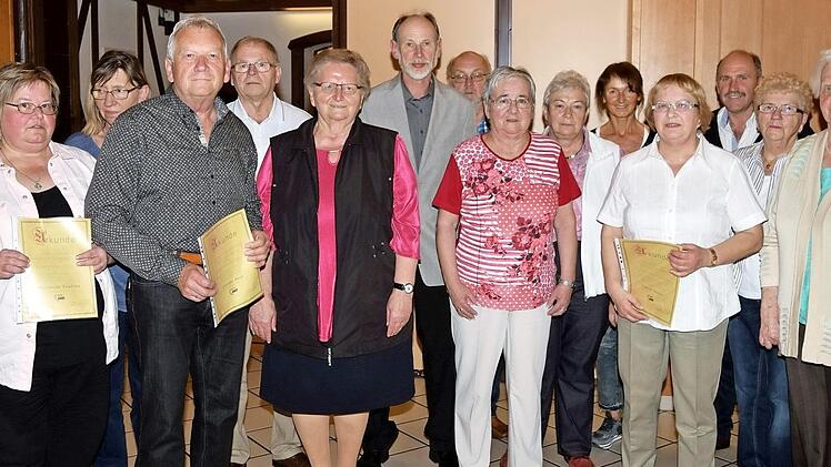 Die langjährigen Mitglieder des Arbeiterwohlfahrt Ortsvereins von Burgkunstadt wurden im Rahmen der Generalversammlung geehrt; im Bild mit der Vorstandschaft des Vereins.  Foto: Dieter Radziej