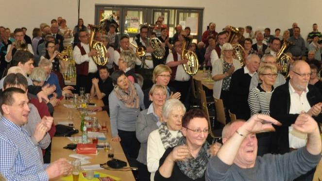 Zum Schluss des Konzerts verwandelten beide Kapellen die Frauengrundhalle für kurze Zeit in ein Tollhaus. Als sich die Musikanten unter die Gäste mischten, gab es kein Halten mehr.S. Albrecht