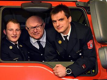 Das neue Kommando der Freiwilligen Feuerwehr Winkels mit dem ersten Kommandanten Niklas Rausch (von links), dem Vereinsvorsitzender Wilhelm Friedhof und dem zweiten Kommandanten Andreas Müller.  Fotos: Peter Rauch