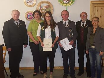 Ehrung bei den Schützen: Gauschützenmeister Norbert Mahr, Schützenmeisterin Nadine Müller, Jennifer Beck, Wolfgang Elflein, zweiter Gauschützenmeister Otto Iff und stellvertretende Bürgermeisterin Judith Dekant. Foto: Yannick Grünewald