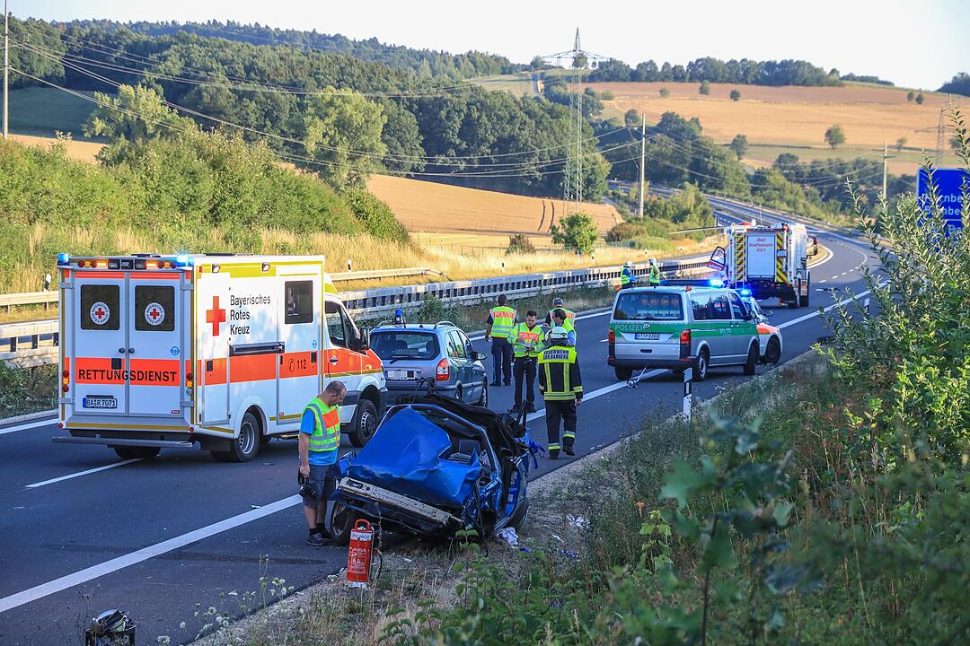Schwerer Unfall auf A73: Cabrio überschlagen - zwei Menschen schwer verletzt