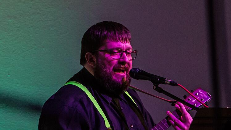 Mitreißend lebendigen Gesang demonstrierte der Coburger Hochschulchor "Die Klangfänger" bei seiner Musik zum Advent unter der Leitung von Moritz Metzner.Foto: Jochen Berger
