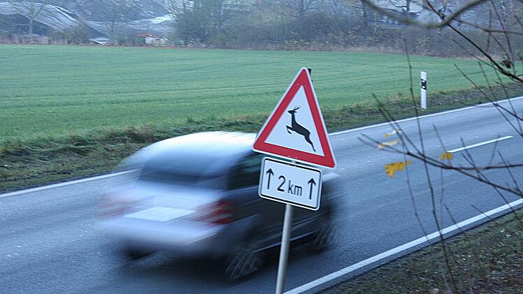 Frühling und Zeitumstellung: gerade in den Dämmerungszeiten und damit dem Berufsverkehr kommt jetzt das Wild aus den Wäldern. Erhöhte Vorsicht ist geboten, vor allem wenn dieses Warnschild aufgestellt ist. Dieses wird nur an besonders gefährdeten Bereichen aufgestellt. Rainer Glissnik