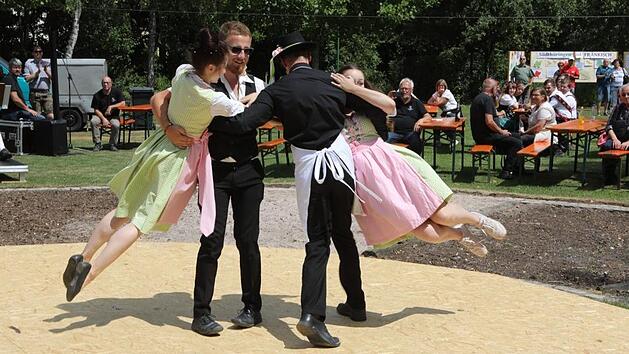 Kirchweihgesellschaften pr&auml;sentierten traditionelle T&auml;nze beim Tag der Franken. Eine von vielen Veranstaltungen in Neustadt und Sonneberg, die die Besucher dazu bringen sollten, immer wieder zwischen den St&auml;dten zu pendeln.Barbara Herbst