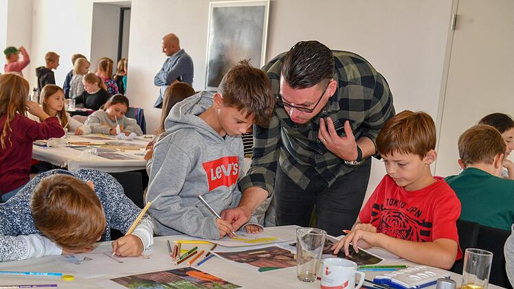 Weltkindertag: Etwa 120 junge Künstler waren am Donnerstag in der Zentralredaktion am Werkeln. Foto: Ronald Rinklef,