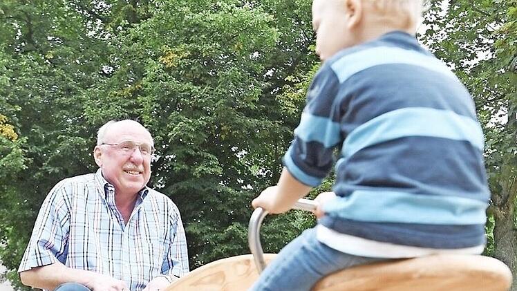 Wegen des Coronavirus sind Besuche bei den Großeltern zuletzt meist ausgefallen. Foto: Arne Dedert, dpa