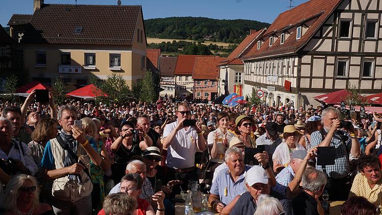 Ein voller Marktplatz und ein begeistertes Publikum verfolgte bei den Fladungen Classics den Auftritt von Rock'n`Roll-Titan Peter Kraus.