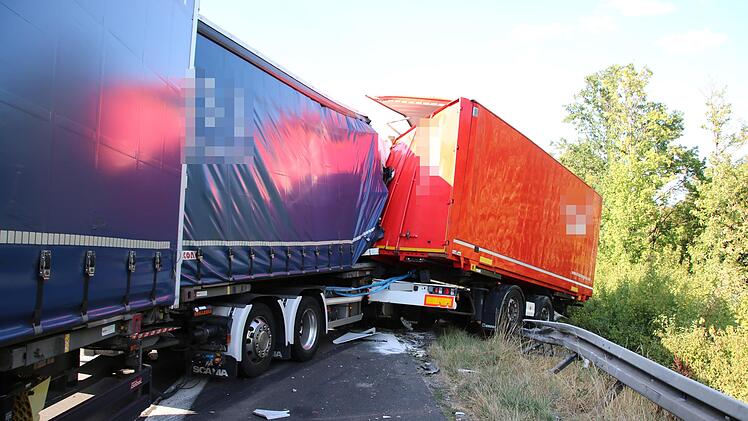 Zwei Lastzüge sind am Dienstagnachmittag auf der A 7 bei Elfershausen zusammengestoßen.