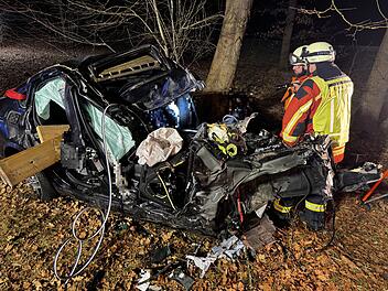 Schwerer Unfall auf der B2 bei Nürnberg: Fahrer eingeklemmt und schwer verletzt