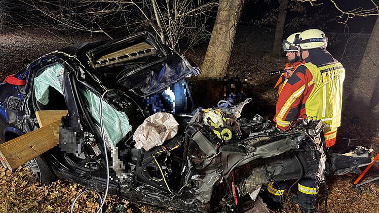 Schwerer Unfall auf der B2 bei Nürnberg: Fahrer eingeklemmt und schwer verletzt