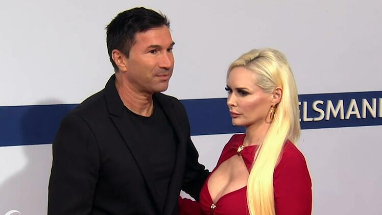 Erst war Daniela Katzenberger von ihrer Kleiderwahl begeistert - bis sich sie sich auf dem roten Teppich als Fehlentscheidung entpuppte.