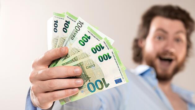 Lotto Gewinner Bayern Schwaben Millionen Euro Jackpot Lottoschein Spielschein Gl&uuml;ck Annahmestelle Lotterie Gewinnzahlen Superzahl Multimillion&auml;r Familienvater Lotto 6aus49 Spielquittung Ziehung Hauptgewinn Einzelgewinn Lottoziehung Gewinnklasse Staatliche Lotterieverwaltung Gl&uuml;cksspiel Lotto-Gl&uuml;ck Zentralgewinn Spielteilnehmer Gewinnsumme Rekordgewinn Lottogewinn Geldscheine Banknoten Euro-Scheine Bargeld Geld z&auml;hlen Auszahlung Verm&ouml;gen Reich Geldb&uuml;ndel Euros W&auml;hrung