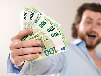 Lotto Gewinner Bayern Schwaben Millionen Euro Jackpot Lottoschein Spielschein Gl&uuml;ck Annahmestelle Lotterie Gewinnzahlen Superzahl Multimillion&auml;r Familienvater Lotto 6aus49 Spielquittung Ziehung Hauptgewinn Einzelgewinn Lottoziehung Gewinnklasse Staatliche Lotterieverwaltung Gl&uuml;cksspiel Lotto-Gl&uuml;ck Zentralgewinn Spielteilnehmer Gewinnsumme Rekordgewinn Lottogewinn Geldscheine Banknoten Euro-Scheine Bargeld Geld z&auml;hlen Auszahlung Verm&ouml;gen Reich Geldb&uuml;ndel Euros W&auml;hrung