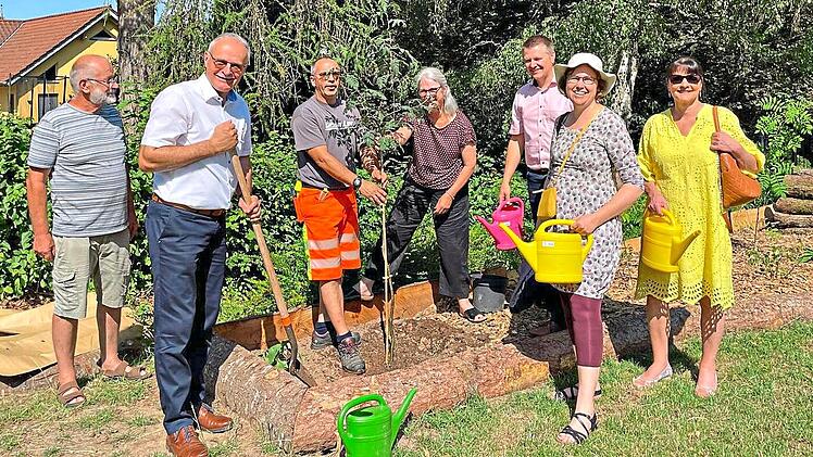 Ehreng&auml;ste pflanzten einen Speierling: (v.l.) Robert Hildmann, Roland Limpert, Markus Reusch, Andrea Sch&auml;fer, Matthias Hauke, Julia R&ouml;sch und Birgit Herr&eacute;.