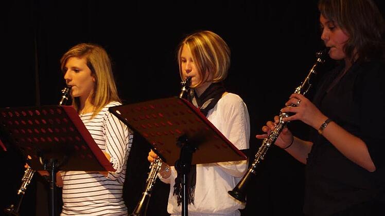 Nina Wegner, Julia Heim und Lena Söllner (von links) boten auf der Klarinette "Bourée und Menuett" dar.