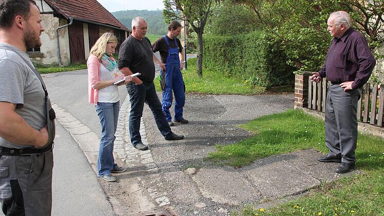 Eine Abdeckplatte über den Schellenbach ist in Rabelsdorf eingebrochen.